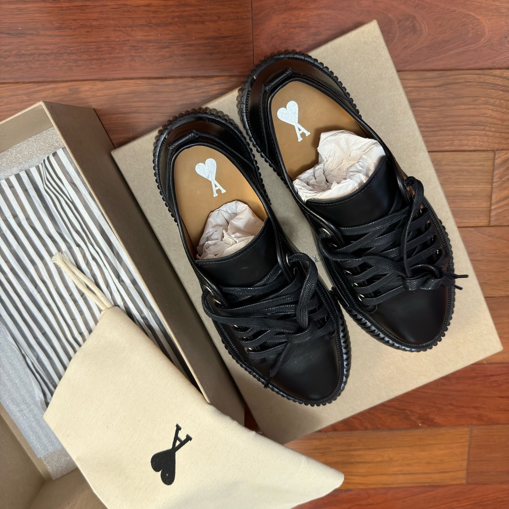 AMI PARIS LOW-TOP LOGO SNEAKERS